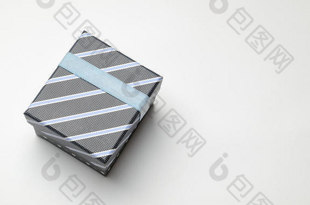 装饰黑色的礼物盒子丝带蓝色的对角行画点前的角度来看视图白色孤立的