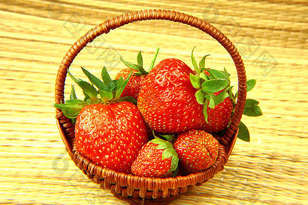 <strong>草莓</strong>竹子篮子阳光