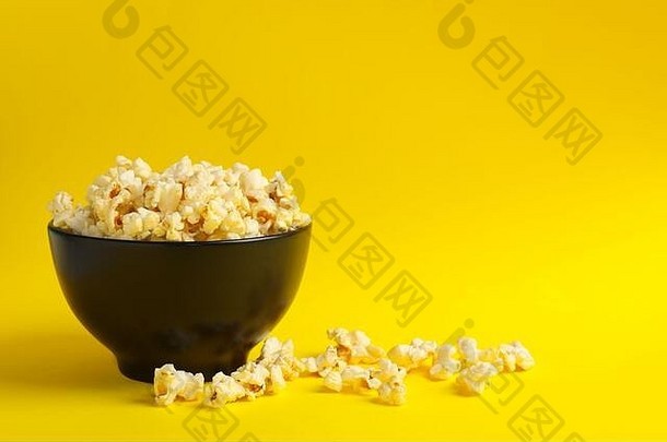 碗美味的爆米花黄色的背景食物看电影