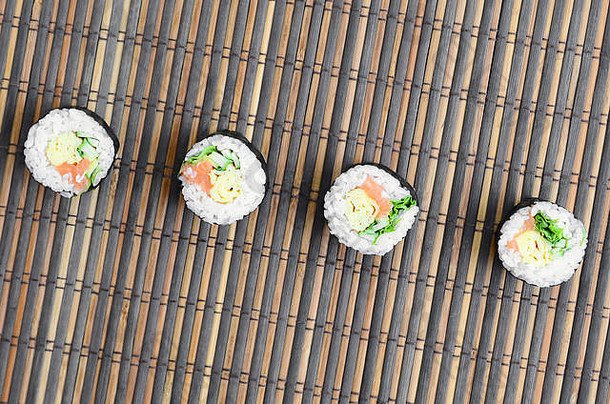 寿司卷谎言竹子稻草蛇翼席传统的亚洲食物前视图平躺极简主义拍摄复制空间