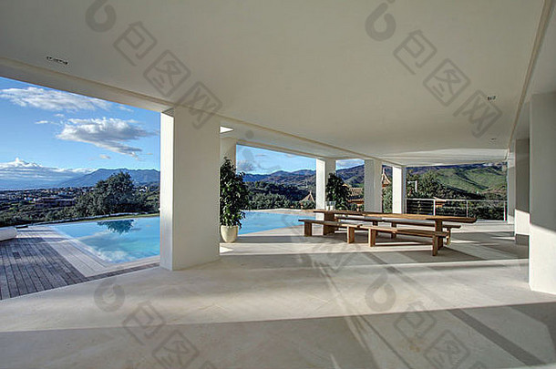 现代别墅南部西班牙木表格板凳上大阳台游泳池