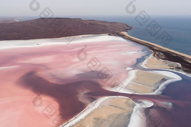 粉红色的科亚什斯科耶盐湖克里米亚黑色的海海岸空中视图时尚的珊瑚颜色