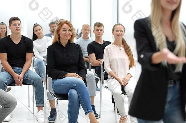 集团多样化的年轻的人坐着会议房间
