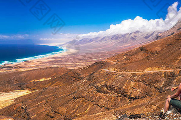 年轻的美丽的女人享受视图cofete桑迪海滩硫化山<strong>背景</strong>婷婷Fuerteventura