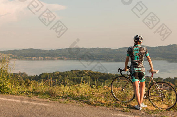 女人骑自行车意大利俯瞰美丽的景观