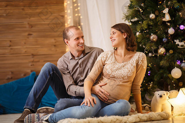 照片快乐怀孕了夫妇背景装饰圣诞<strong>节</strong>树