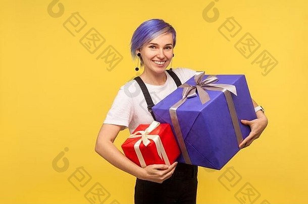 肖像欣赏快乐的赶时髦的人女孩紫罗兰色的短头发工作服持有礼物大小假期现在盒子相机