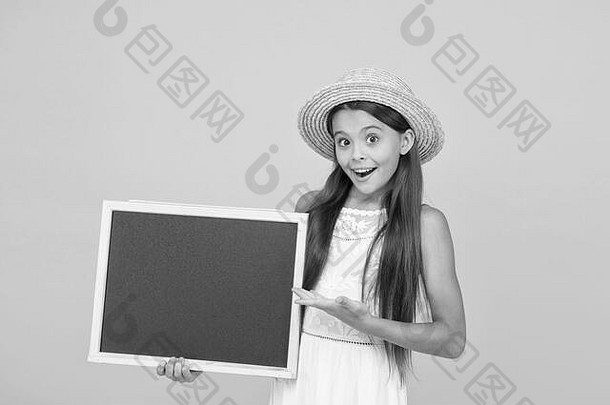 产品学校快乐女孩展示产品孩子持有学校黑板上产品出售产品促销活动空黑板上广告文本复制空间