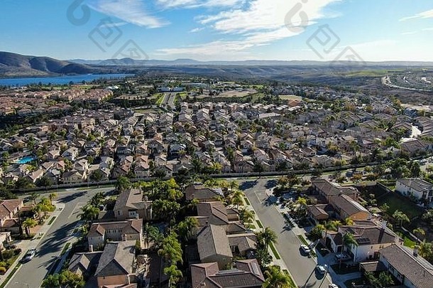 空中视图上中间类社区相同的住宅细分房子阳光明媚的一天丘拉考虑到加州美国