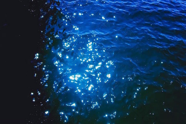 特写镜头蓝色的水表面