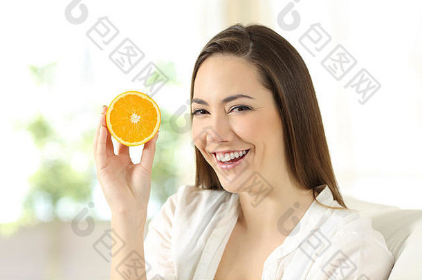 肖像快乐女人显示一半橙色坐着沙发上生活房间首页