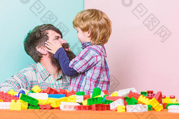 快乐家庭休闲小男孩爸爸玩父亲儿子玩游戏建筑首页色彩斑斓的构造函数孩子发展童年幸福