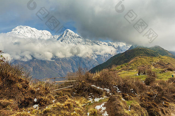 视图雪山山峰火车經喜马拉雅山安纳普尔纳峰雪山尼泊尔喜马拉雅山脉亚洲