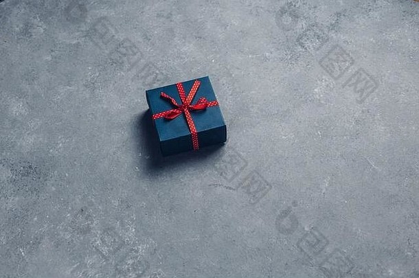 有创意的布局圣诞节礼物盒子平躺模式灰色背景一年假期极简主义概念