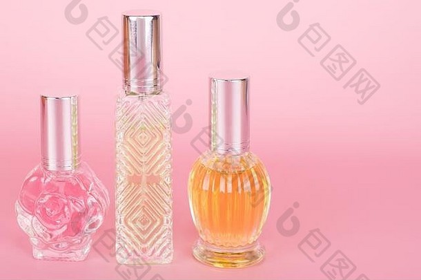 透明的香水瓶粉红色的背景芳香本质瓶香水化妆品香味集合免费的空间文本