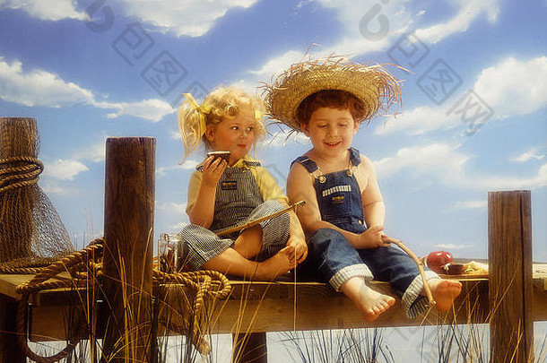 孩子们坐着稻草帽子
