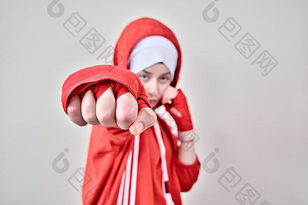 女人拳击手穿孔相机拳击手女孩穿孔红色的拳击手套