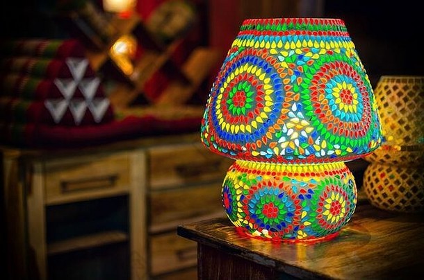 传统的土耳其玻璃表格灯木桌子上