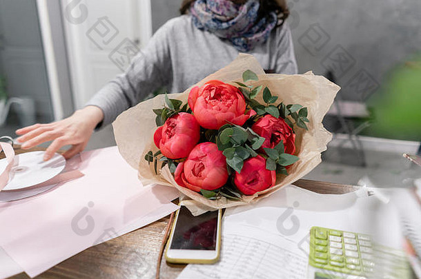 珊瑚牡丹女士手美丽的牡丹花目录在线商店花商店概念美丽的新鲜的减少花束花交付
