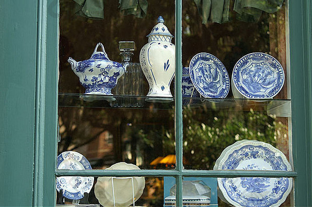 古董商店窗口蓝色的白色中国