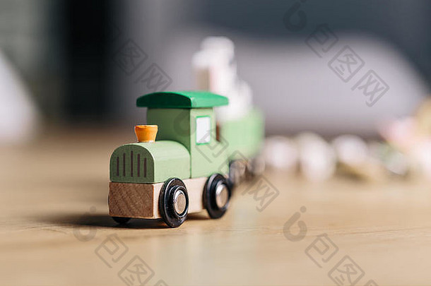 绿色木玩具火车关闭木表面