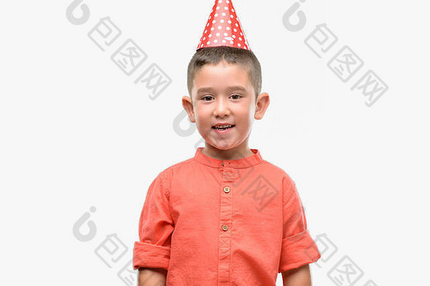 黑暗头发的孩子穿生日帽快乐脸站微笑自信微笑显示牙齿