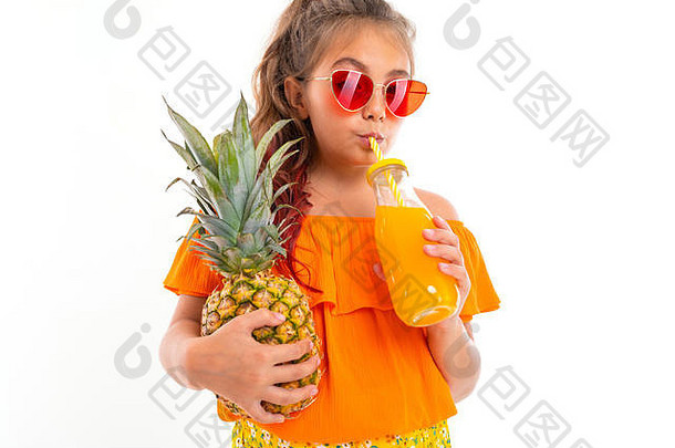 图片高加索人女孩太阳镜电话饮料汁andholds<strong>菠萝</strong>孤立的白色背景