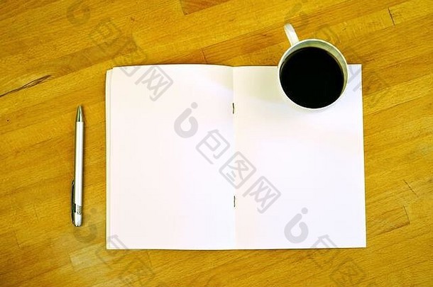办公室桌子上平原纸咖啡