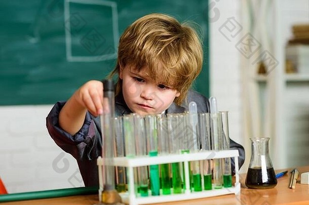 天才学生化学分析科学概念神童试验化学男孩显微镜测试管化学学校教室孩子研究化学生物技术药店