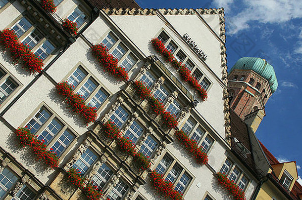 中央建筑慕尼黑完整的红色的花窗户