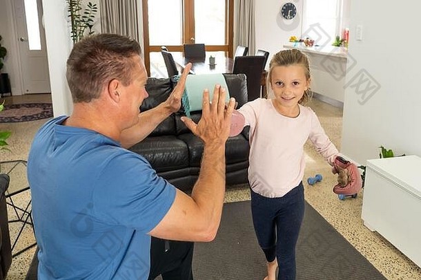 科维德关闭快乐父亲女儿拳击检疫家庭有趣的在室内物理活动保持首页锻炼