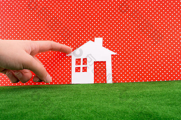 手指出纸房子white-dotted红色的背景草
