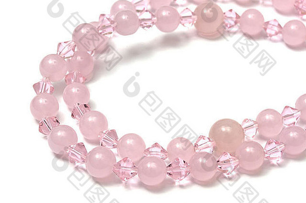 美丽的粉红色的字符串珠子孤立的白色背景