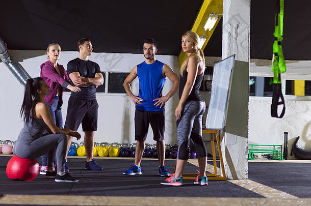 参考培训集团年轻的运动员指令教练锻炼crossfitness健身房