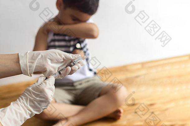 医生接种疫苗年轻的病人男孩害怕注射孩子的免疫接种孩子们的疫苗接种健康概念