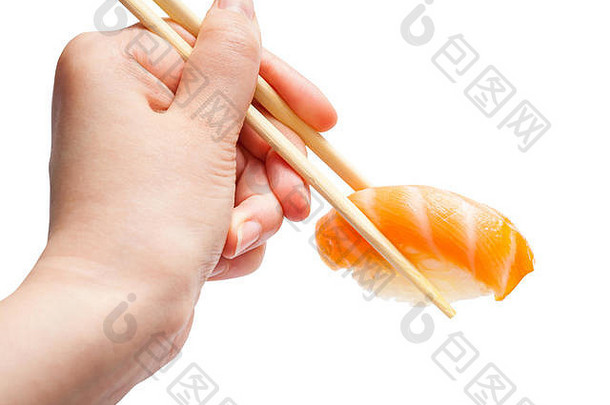 女手木筷子持有为了尼吉里寿司大马哈鱼鱼孤立的白色背景