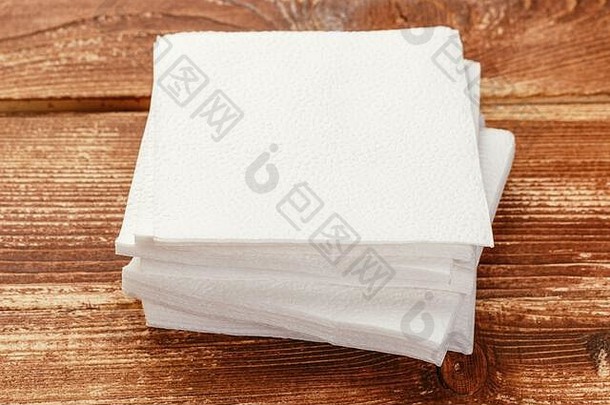 白色纸餐巾组织木表格背景
