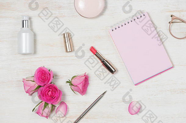 时尚化妆品化妆玫瑰平躺前视图粉红色的背景