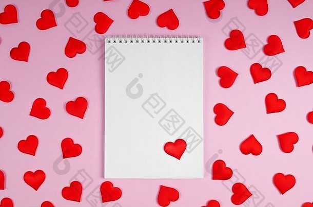 笔记本红色的心粉红色的背景心模拟