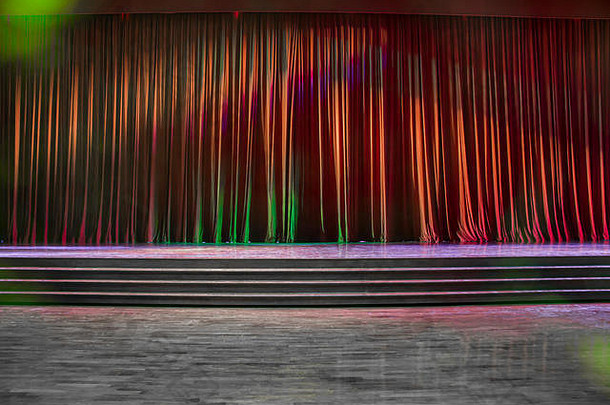 红色的窗帘阶段木条镶花之地板楼梯剧院色彩斑斓的照明