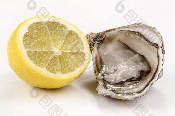开放牡蛎一半柠檬明亮的背景