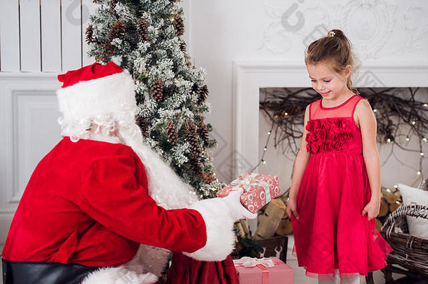 圣诞老人老人孩子们开放礼物壁炉孩子们父亲服装穿胡子开放圣诞节礼物女孩帮助现在袋家庭圣诞节树火的地方背景