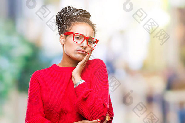 年轻的编织头发非洲美国女孩穿毛衣眼镜孤立的背景思考累了无聊抑郁症问题