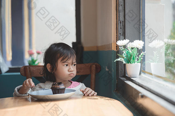 亚洲女孩吃蛋糕窗口