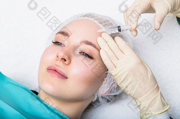 女人接收皮肤美注射额头