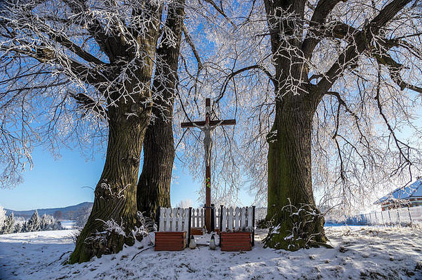 路边教堂包围<strong>树</strong>覆盖霜较低的西里西亚波兰