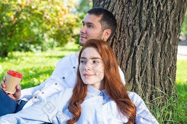 年轻的夫妇放松咖啡树