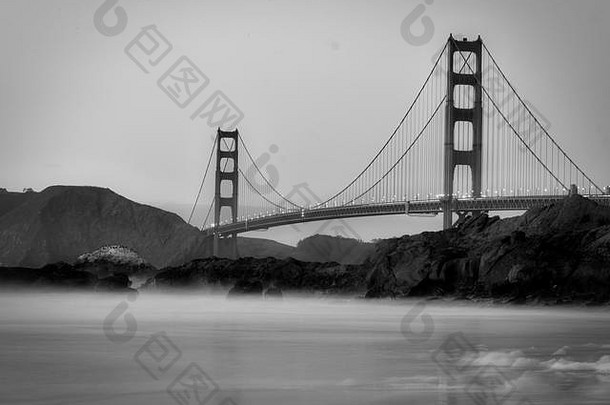 黑色的白色长曝光图片金门桥