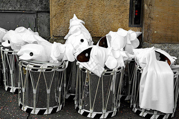 白色丑角面具鼓左街角落里巴塞尔协议狂欢节参与者午餐打破