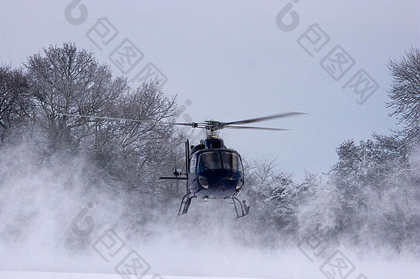 直升机雪踢很多雪土地
